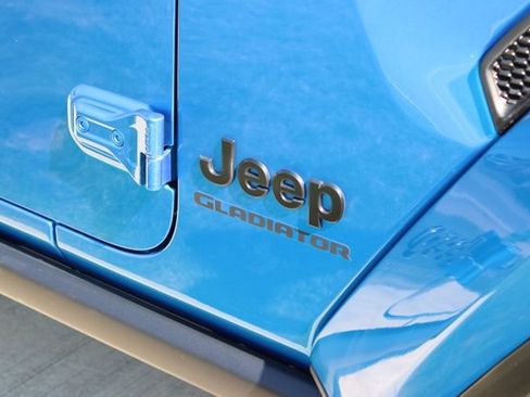 Used 2021 Jeep Gladiator Sport AWD/4WD image 2