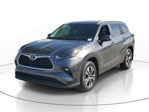 Used 2024 Toyota Highlander XLE FWD image 3