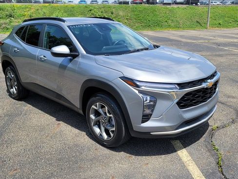 Used 2024 Chevrolet Trax LT w/ Driver Confidence Package FWD image 16