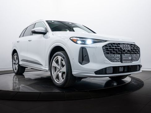 Certified 2025 Audi Q5 Premium Plus w/ Premium Plus image 1