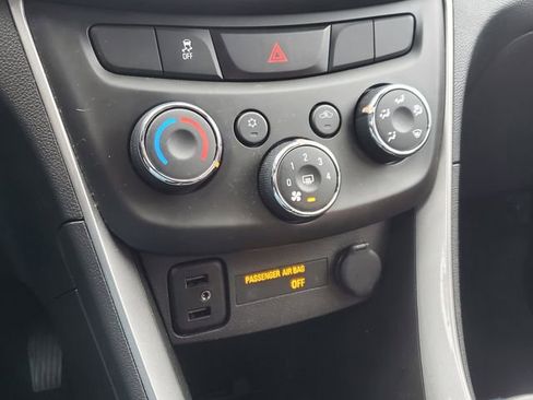 Certified 2022 Chevrolet Trax LT w/ LT Convenience Package image 32