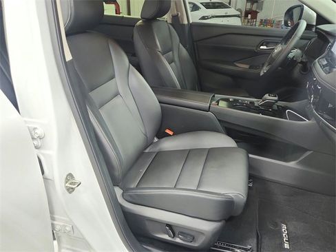 Used 2025 Nissan Rogue SL w/ SL Premium Package image 35