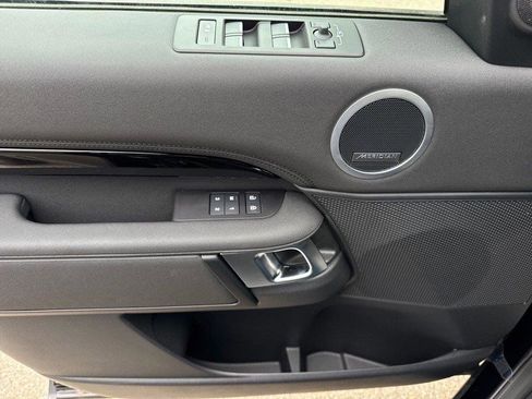 Used 2025 Land Rover Discovery S image 9