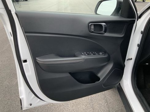 Used 2024 Hyundai Venue Limited FWD image 19