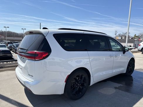 Used 2025 Chrysler Pacifica Limited FWD image 14
