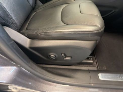 Used 2019 Jeep Cherokee Limited w/ Luxury Group AWD/4WD image 24
