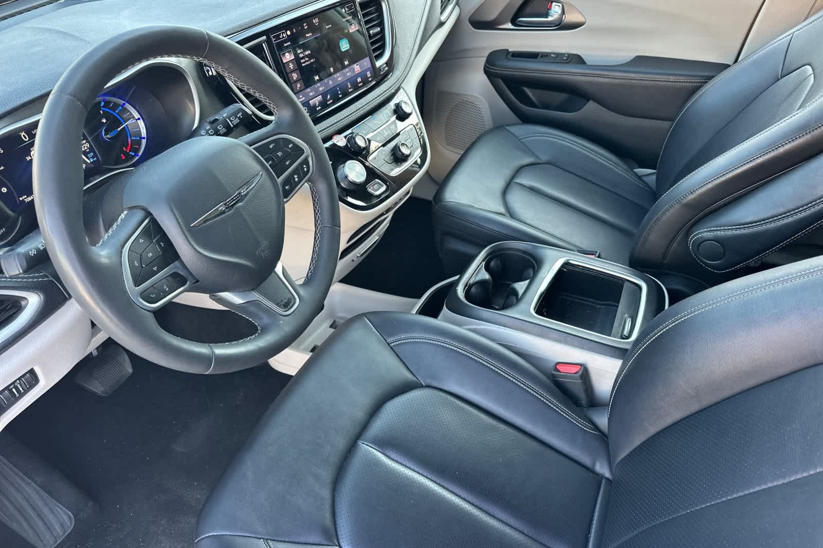 Used 2024 Chrysler Pacifica Limited FWD image 13