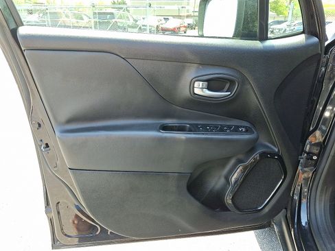 Used 2016 Jeep Renegade Latitude AWD/4WD image 15