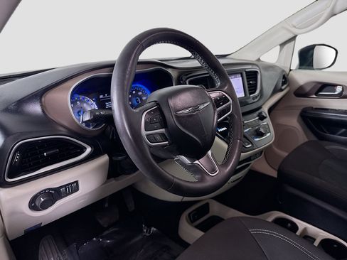 Used 2023 Chrysler Voyager LX image 23