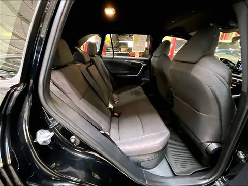 Used 2021 Toyota RAV4 SE image 16