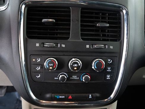 Used 2016 Dodge Grand Caravan SXT FWD image 15