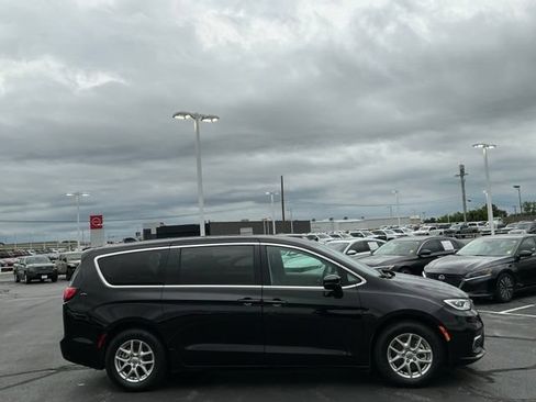 Used 2024 Chrysler Pacifica Touring-L FWD image 2