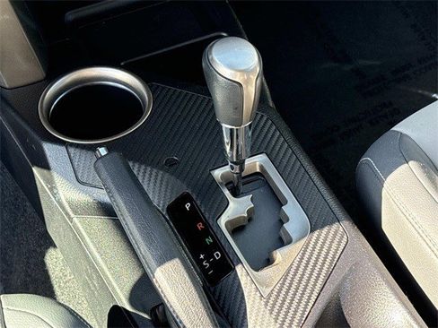 Used 2015 Toyota RAV4 Limited image 23