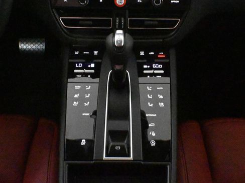 Used 2026 Porsche Macan AWD/4WD image 24