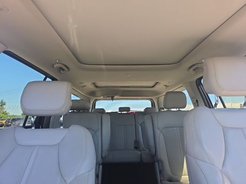 Used 2022 Jeep Wagoneer Series III w/ Premium Group I AWD/4WD image 17
