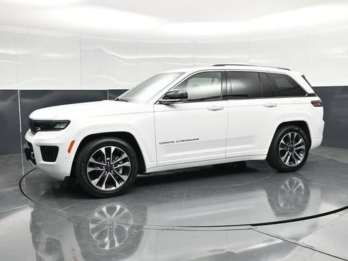 Used 2023 Jeep Grand Cherokee Overland AWD/4WD image 9