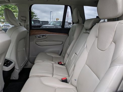 Certified 2022 Volvo XC90 T6 Momentum w/ Advanced Package image 14