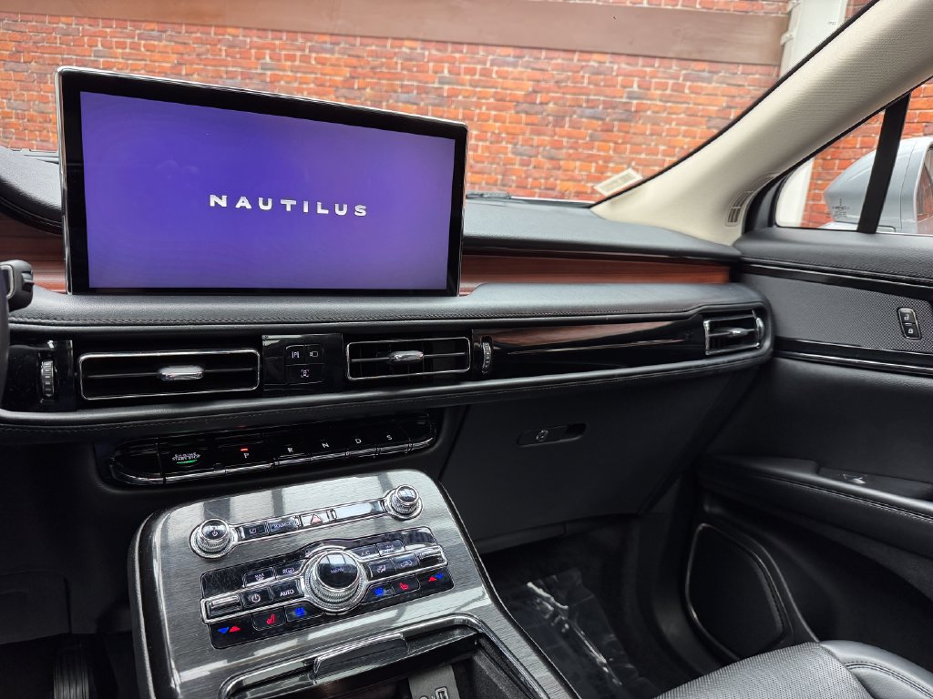 Used 2023 Lincoln Nautilus Reserve AWD/4WD image 21
