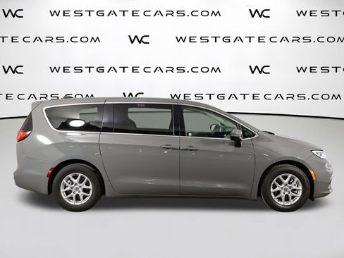 Used 2023 Chrysler Pacifica Touring-L image 46