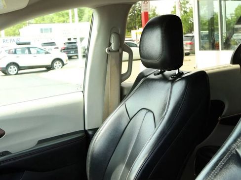 Used 2018 Chrysler Pacifica Touring-L FWD image 17