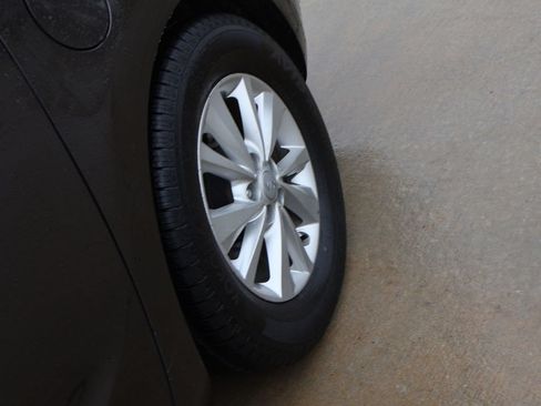 Used 2015 Kia Sedona LX w/ LX Convenience Package FWD image 37