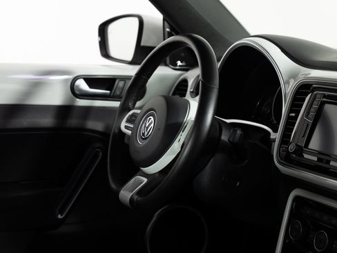 Used 2019 Volkswagen Beetle 2.0T SE w/ SE Premium Package FWD image 18