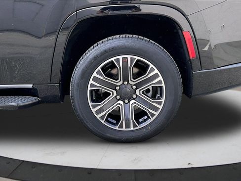 Certified 2024 Jeep Wagoneer Series II w/ Flexible Seating Group image 37