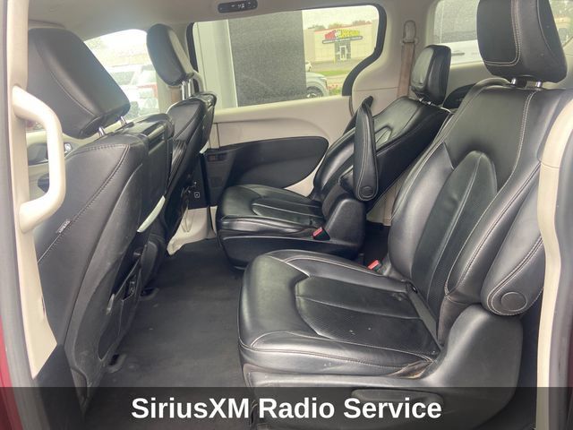 Used 2022 Chrysler Pacifica Touring-L w/ Uconnect Theater Family Group FWD image 17