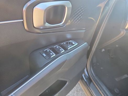 Used 2023 Kia Sorento LX FWD image 11