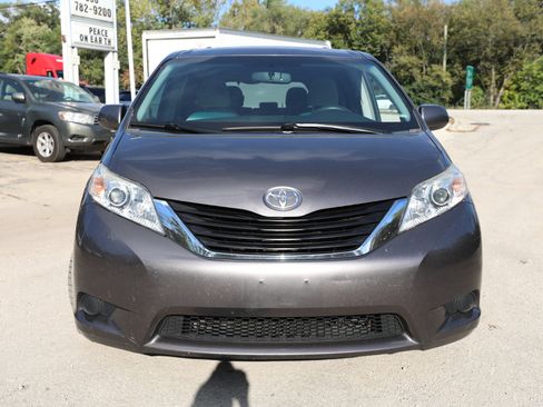 Used 2011 Toyota Sienna LE image 3