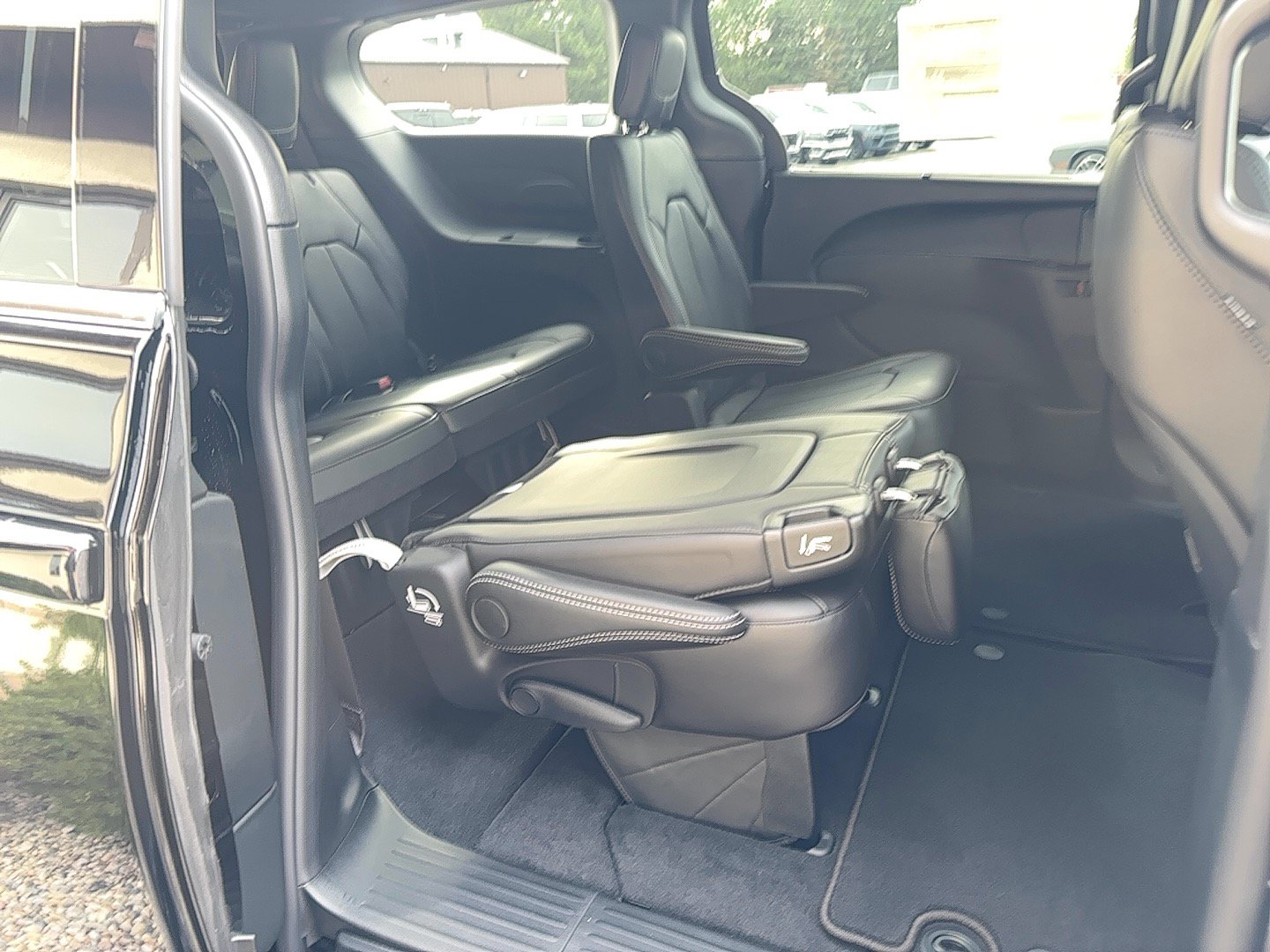 New 2027 Chrysler Pacifica Select AWD/4WD image 9