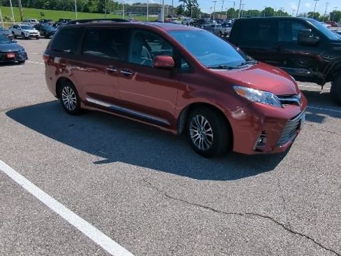 Used 2018 Toyota Sienna XLE w/ XLE Navigation Package FWD image 9