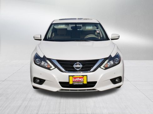 Used 2017 Nissan Altima 3.5 SL w/ 3.5SL Technology Package FWD image 2