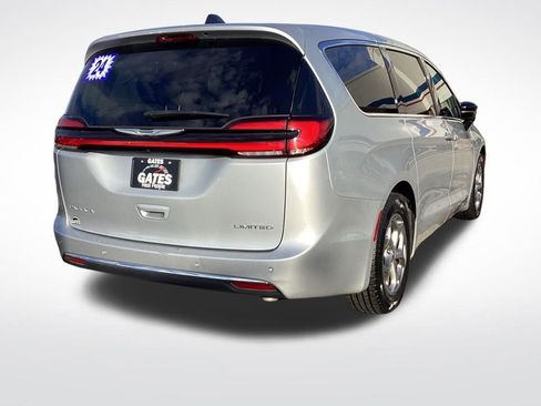 Used 2024 Chrysler Pacifica Limited image 11