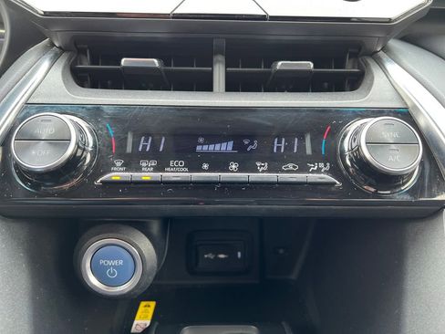 Used 2021 Toyota Venza LE w/ Carpet Mat Package (TMS) image 27