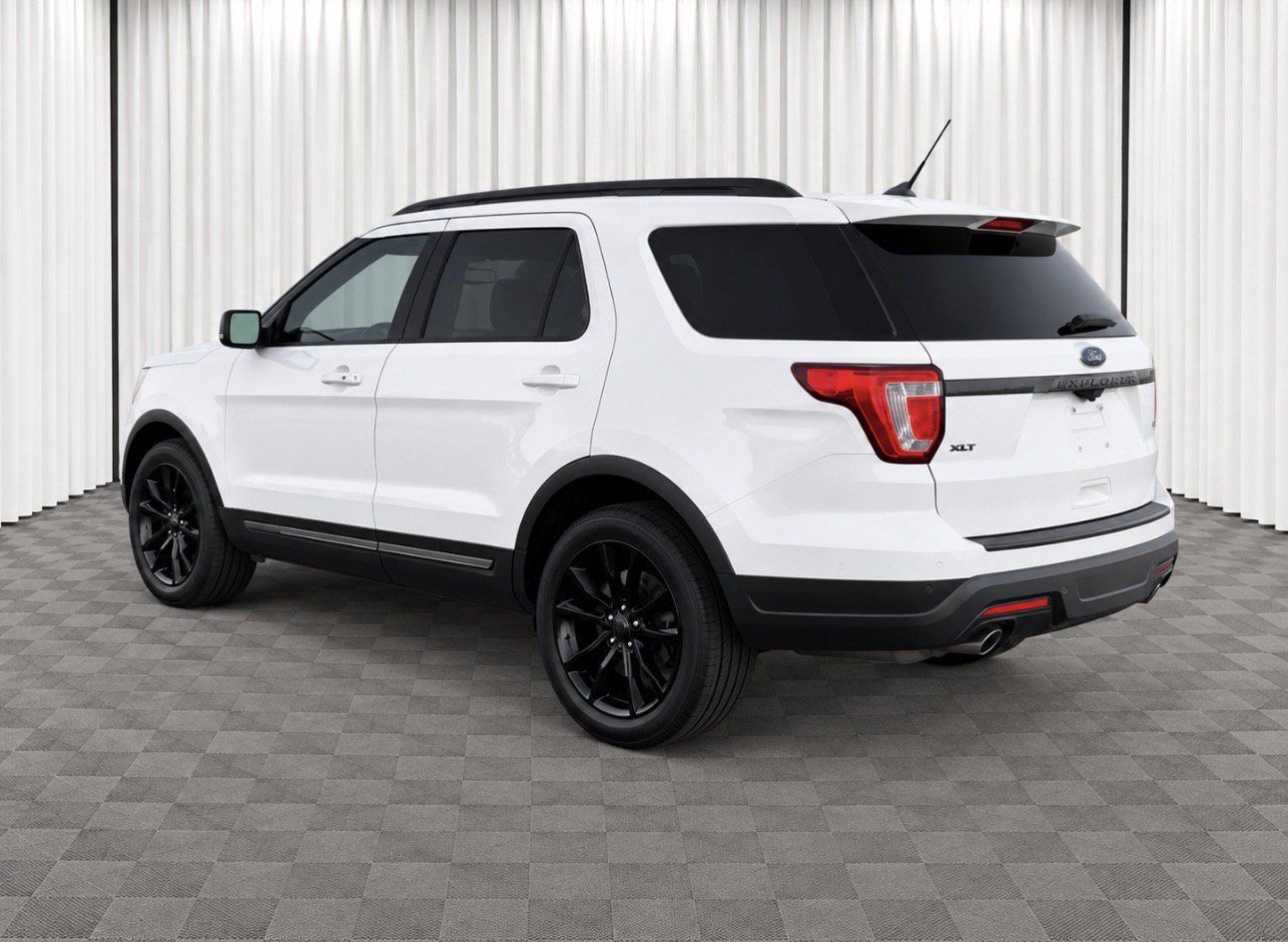 Used 2018 Ford Explorer XLT w/ Equipment Group 202A FWD image 5