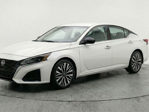 Used 2025 Nissan Altima 2.5 SV FWD image 3