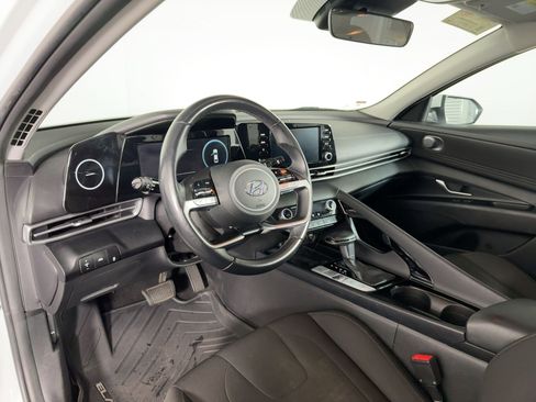 Used 2021 Hyundai Elantra SEL w/ Convenience Package image 4