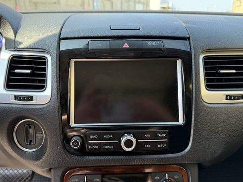 Used 2012 Volkswagen Touareg Sport image 32