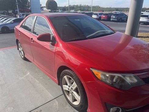 Used 2014 Toyota Camry SE image 3