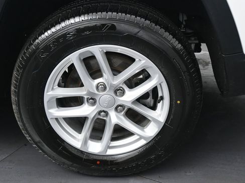 Used 2023 Jeep Grand Cherokee L Laredo image 35