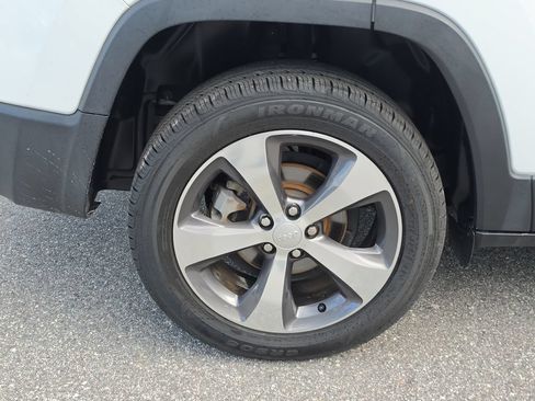 Used 2019 Jeep Cherokee Limited FWD image 5