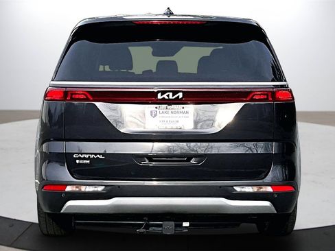 Used 2024 Kia Carnival EX image 8