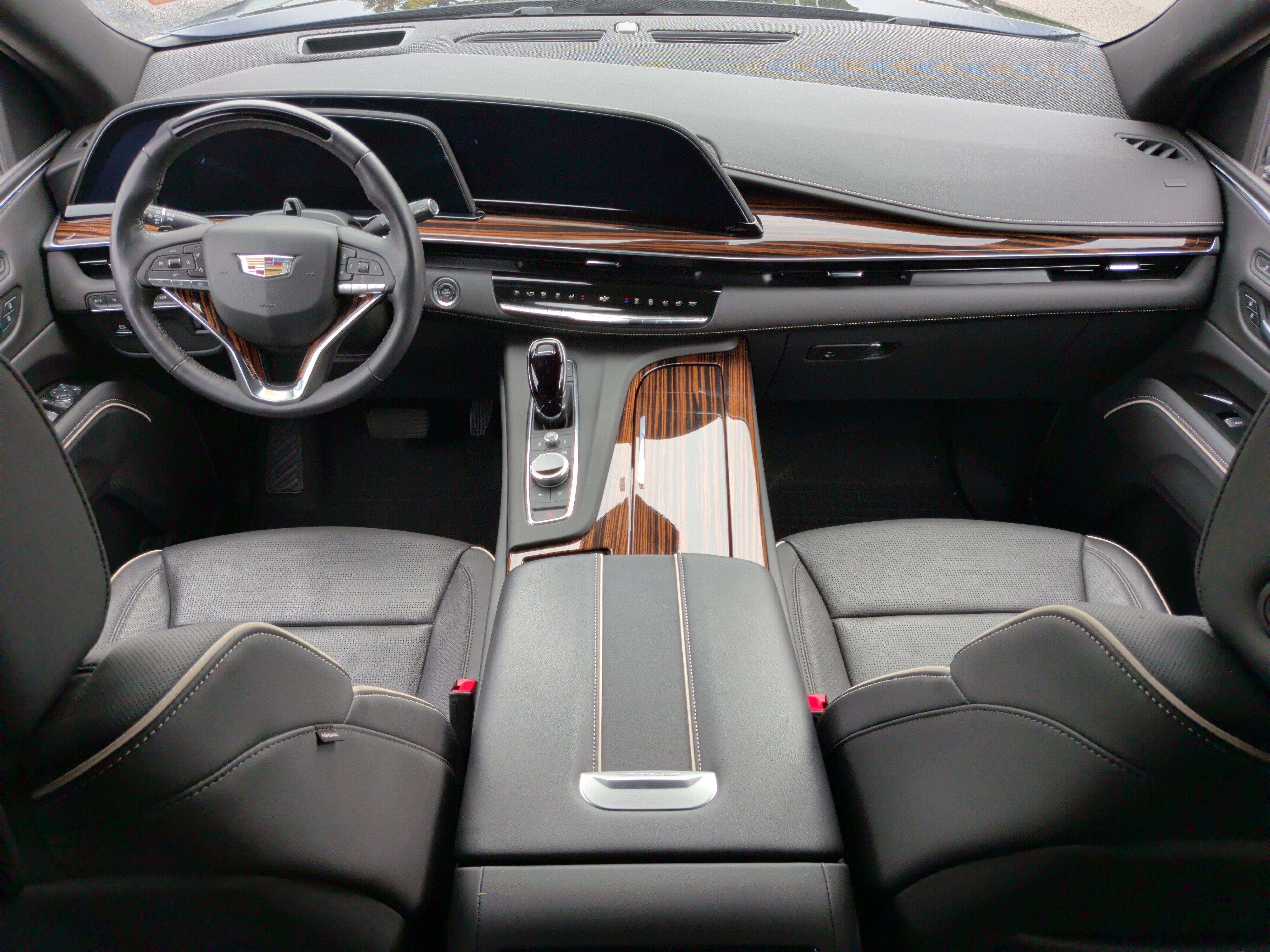Used 2024 Cadillac Escalade Premium Luxury AWD/4WD image 33
