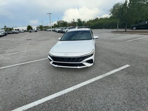Used 2024 Hyundai Elantra SEL FWD image 3