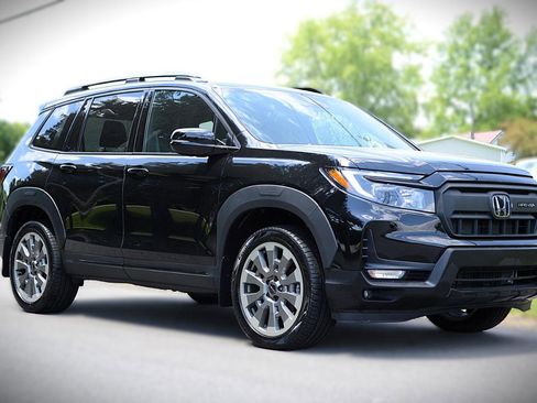 Used 2025 Honda Passport Black Edition image 3