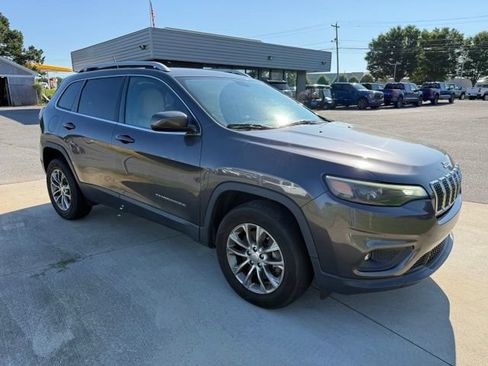 Used 2019 Jeep Cherokee Latitude Plus w/ Cold Weather Group AWD/4WD image 4