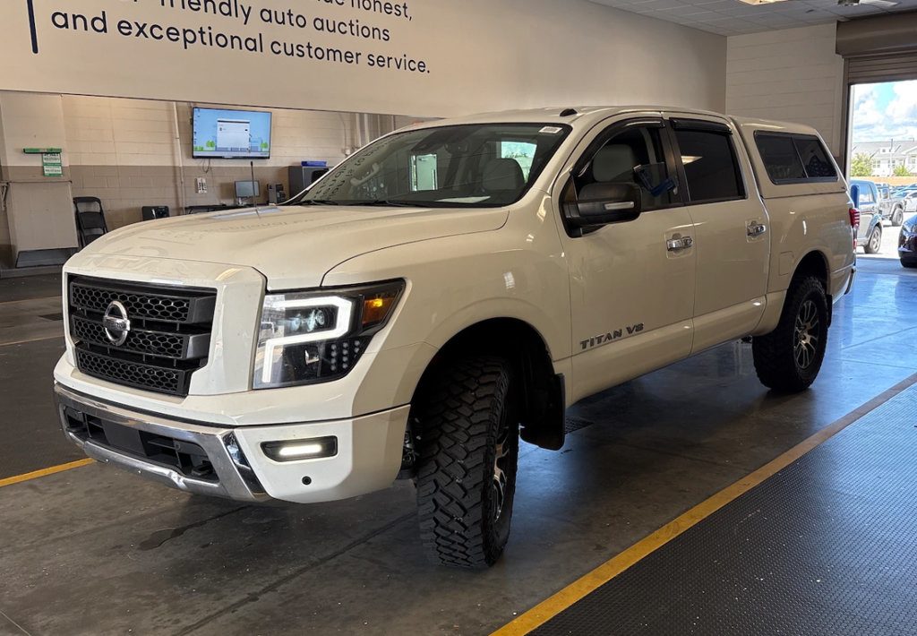 Used 2020 Nissan Titan SV w/ SV Convenience Package AWD/4WD image 2