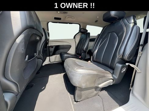 Used 2023 Chrysler Pacifica Touring-L FWD image 21