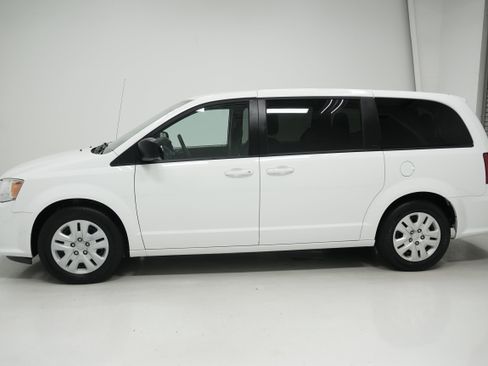 Used 2018 Dodge Grand Caravan SE w/ UConnect Hands-Free Group image 7